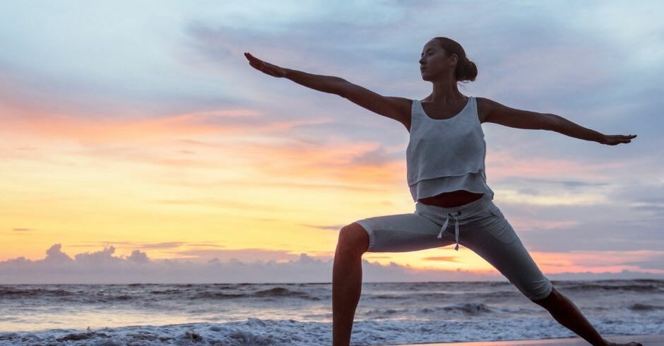 yoga sulla spiaggia - vacanze benessere sul Gargano